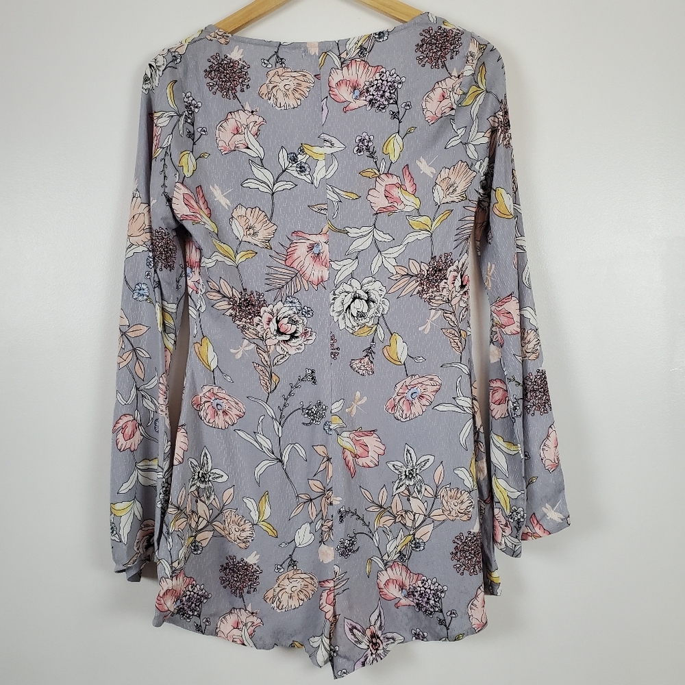 Lovefire romper NWT bell sleeved grey floral print - Picture 3 of 7